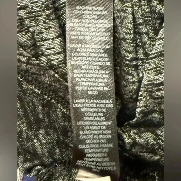 White House Black Market black & gray marked print v neck top women’s size Small - Picture 9 of 9